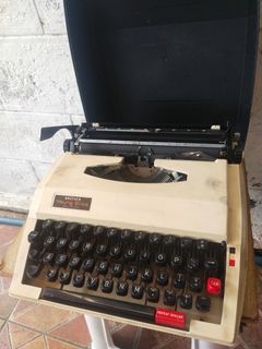 Vintage Collectible "Brother 'Young Elite'  De luxe 503"/Manual Typewriter/1970s era/Working Cond.