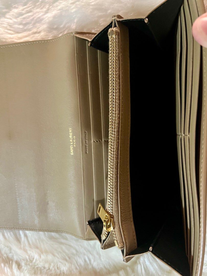Authentic YSL large flap wallet beige (Category: Luxury Bags & Wallets) located in Muntinlupa City. Submitted by iceedevclutter (Listing ID 1366979083, Image 3). Description: Original Barely used From Jpn Free shipping!.