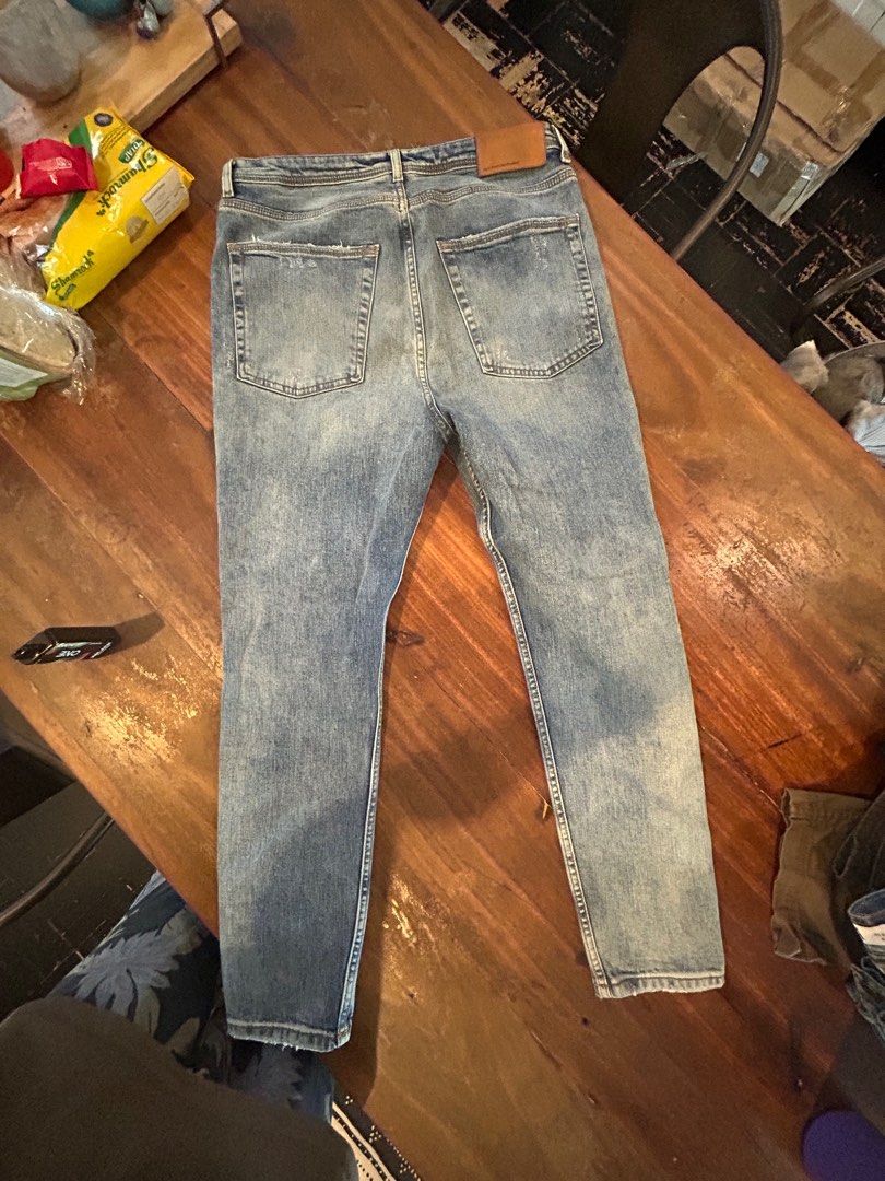 Zara man distressed slim fit jeans (Category: Jeans) located in San Juan City. Submitted by monkeyon3rd (Listing ID 1366973279, Image 2). Description: 100% authentic zara man jeans Slim fit Distressed Will fit waistline 32 Eur 42/us 32 Pickup at greenhills san juan city Or shipping via j&t buyer shoulders fee.