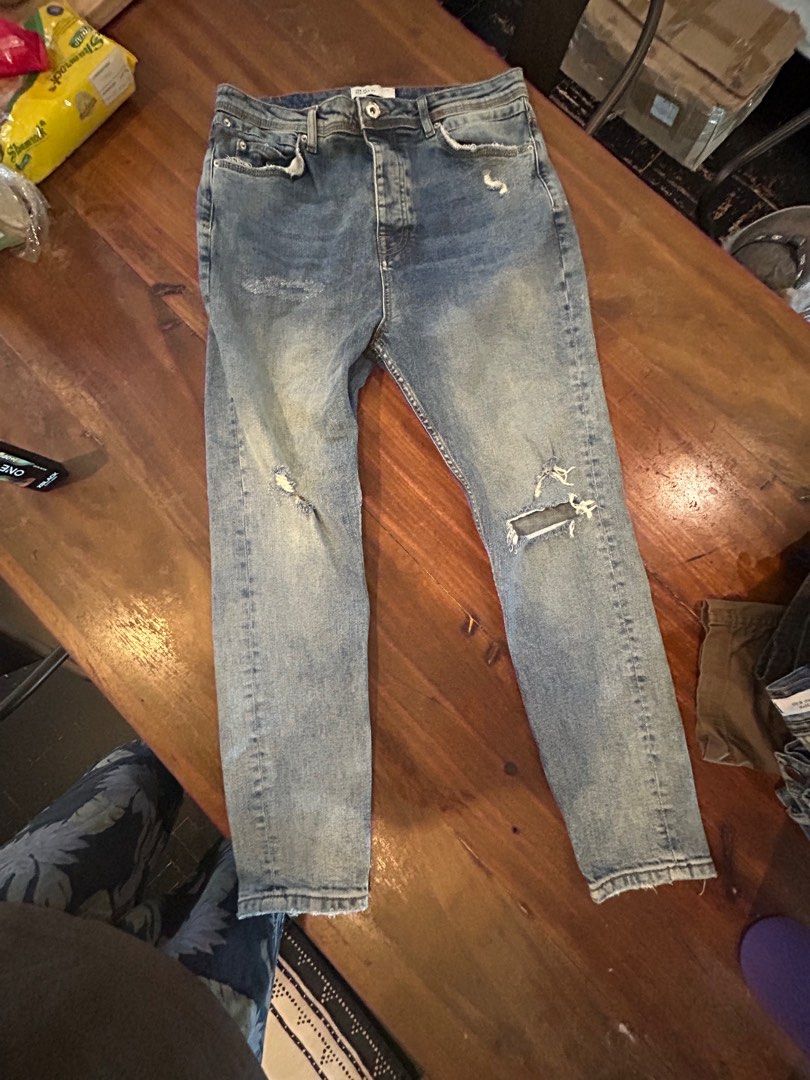 Zara man distressed slim fit jeans (Category: Jeans) located in San Juan City. Submitted by monkeyon3rd (Listing ID 1366973279, Image 1). Description: 100% authentic zara man jeans Slim fit Distressed Will fit waistline 32 Eur 42/us 32 Pickup at greenhills san juan city Or shipping via j&t buyer shoulders fee.