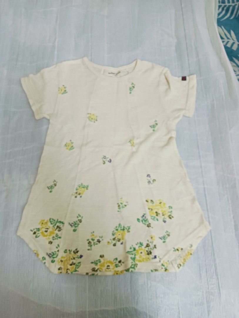 由 tracy635 (刊登 ID 1371924934，圖片 1) 提交，位於 高雄市 (Kaohsiung) 的 女童100-125日系品牌限量花系圖案造型上衣~特價出清 (類別：嬰兒及兒童流行時尚)，說明：材質超柔軟舒適~最適合炎熱的夏季穿著不悶熱~少穿約8.5成新~特價出清物超所值~歡迎參觀選購~謝謝。