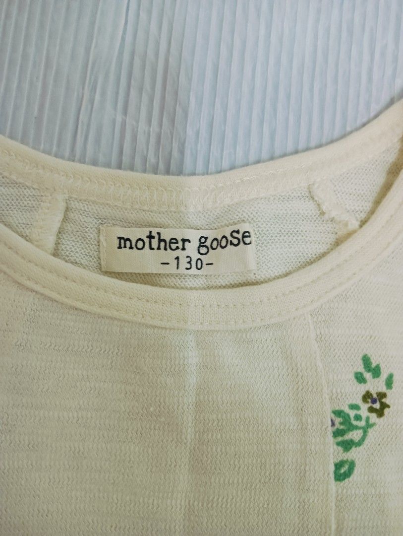 由 tracy635 (刊登 ID 1371924934，圖片 3) 提交，位於 高雄市 (Kaohsiung) 的 女童100-125日系品牌限量花系圖案造型上衣~特價出清 (類別：嬰兒及兒童流行時尚)，說明：材質超柔軟舒適~最適合炎熱的夏季穿著不悶熱~少穿約8.5成新~特價出清物超所值~歡迎參觀選購~謝謝。