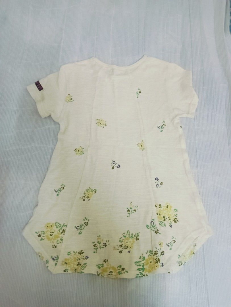 由 tracy635 (刊登 ID 1371924934，圖片 2) 提交，位於 高雄市 (Kaohsiung) 的 女童100-125日系品牌限量花系圖案造型上衣~特價出清 (類別：嬰兒及兒童流行時尚)，說明：材質超柔軟舒適~最適合炎熱的夏季穿著不悶熱~少穿約8.5成新~特價出清物超所值~歡迎參觀選購~謝謝。