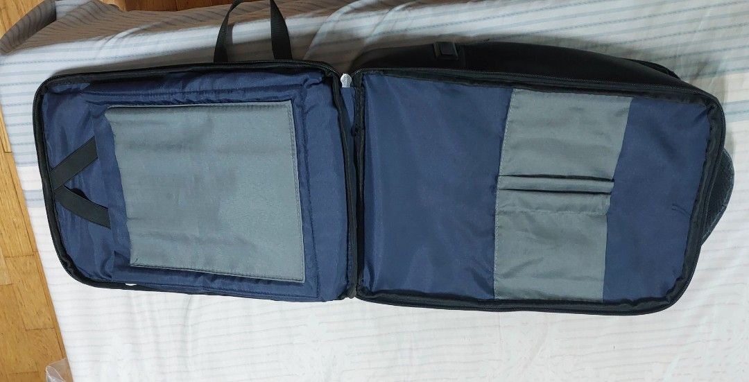 由 spccps (刊登 ID 1371960963，圖片 3) 提交，位於 台北市 (Taipei) 的 全新電腦後背包筆電包雙拉鍊可放15吋 (類別：筆記型電腦包包)，說明：全新電腦後背包筆電包雙拉鍊可放15吋 有一個拉鍊頭有脫落 請看圖五。