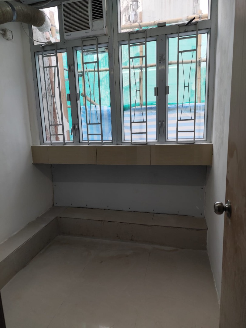 No commission. Prince Suite flat rent. 9th floor building near Prince Station within 2 minutes.62865879973761111