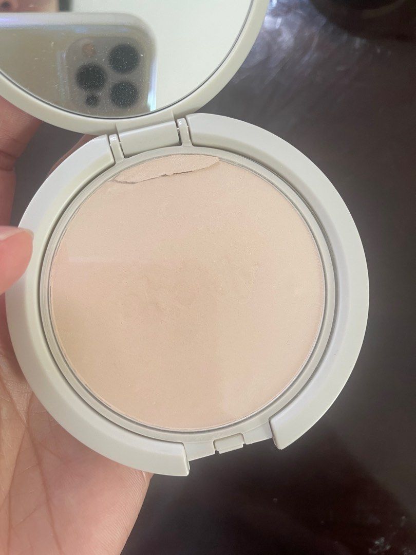 Absidy complexion blur powder oat with brush (Category: Makeup) located in Manila. Submitted by aneajmik (Listing ID 1371993768, Image 2). Description: Set only. Almost new. With small chip on top. Puff use only once..