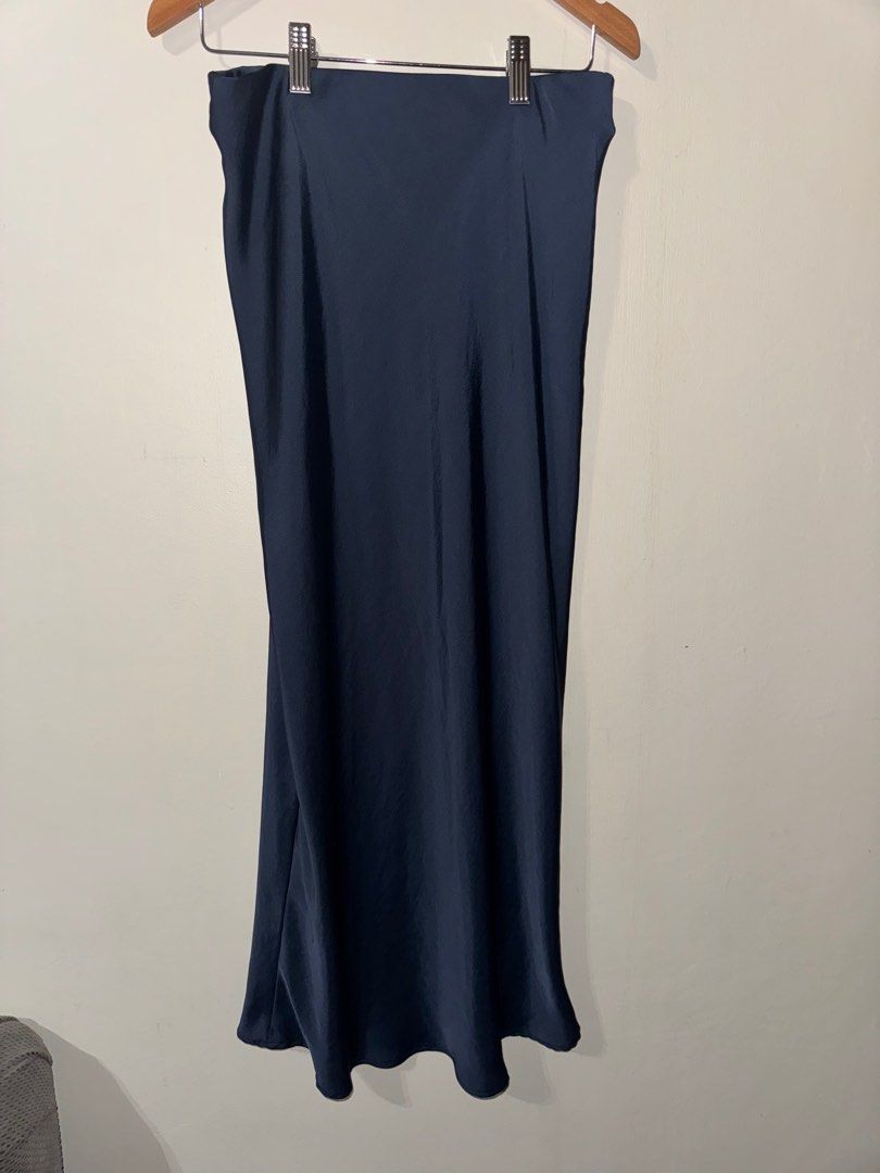 Authentic Zara Satin midi skirt (Category: Skirts) located in Cagayan de Oro. Submitted by jcb2017 (Listing ID 1372020425, Image 3). Description: Used twice Size small but fits medium frames All of the items listed here were purchased directly from the stores at full price. I am simply decluttering, i do not resell 😅🥰 .