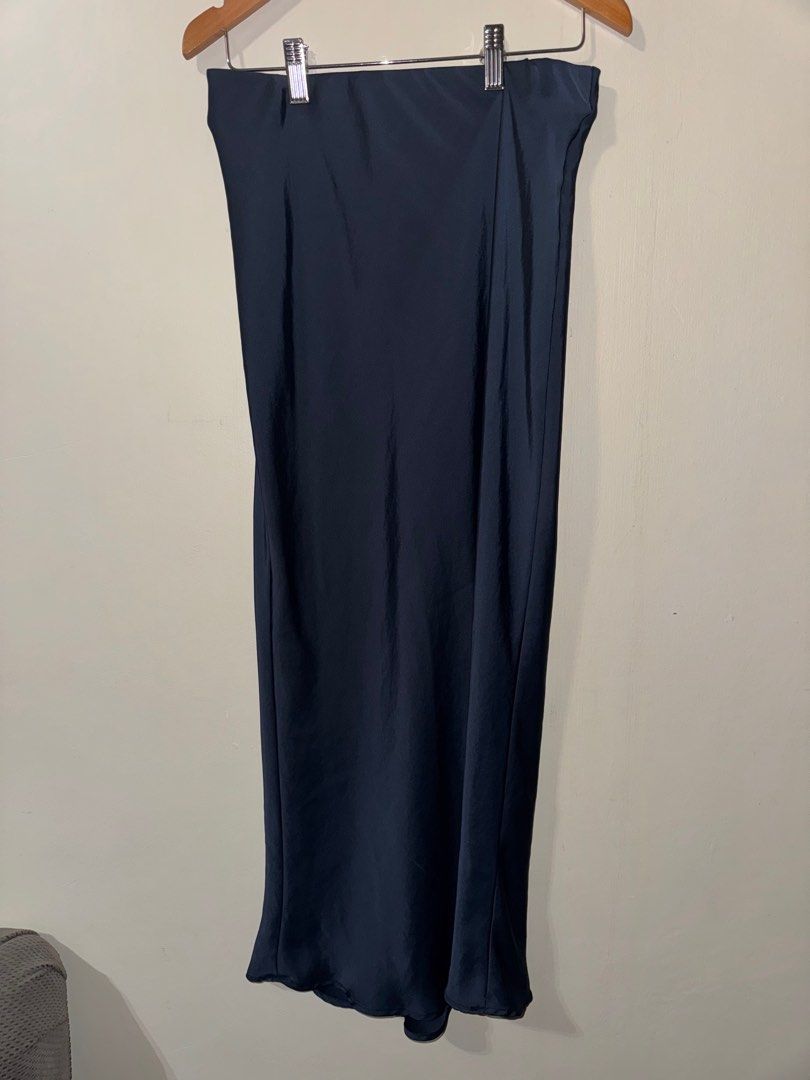 Authentic Zara Satin midi skirt (Category: Skirts) located in Cagayan de Oro. Submitted by jcb2017 (Listing ID 1372020425, Image 2). Description: Used twice Size small but fits medium frames All of the items listed here were purchased directly from the stores at full price. I am simply decluttering, i do not resell 😅🥰 .