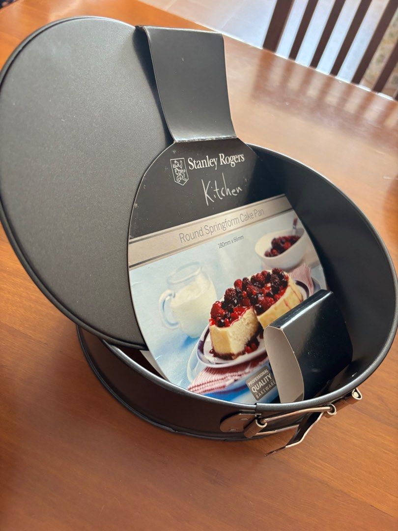 Bakeware-Springform cake pan (Category: Other Kitchen Appliances) located in Singapore. Submitted by worthbuyin (Listing ID 1371940468, Image 2). Description: .