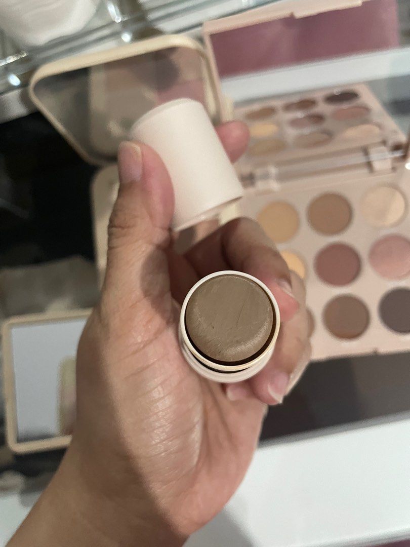 Blk make up radiant glow filter and contour (Category: Makeup) located in Manila. Submitted by aneajmik (Listing ID 1371916436, Image 3). Description: Bundle only. Oat and Caramel..