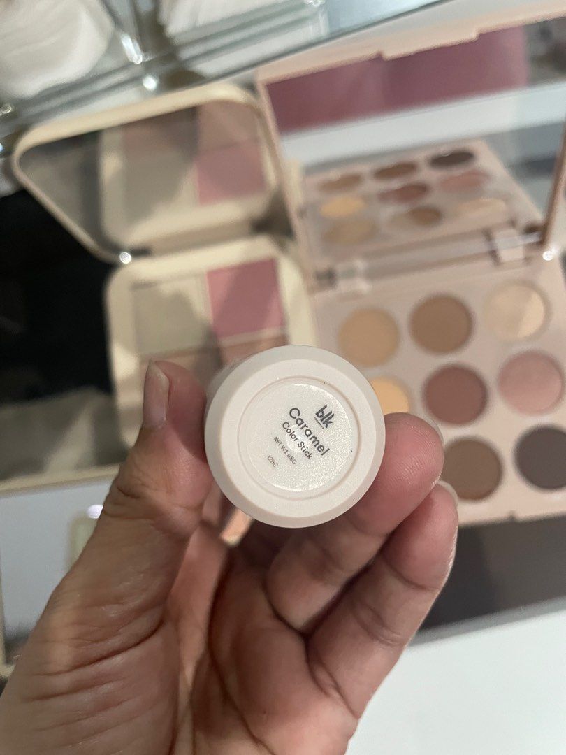 Blk make up radiant glow filter and contour (Category: Makeup) located in Manila. Submitted by aneajmik (Listing ID 1371916436, Image 2). Description: Bundle only. Oat and Caramel..