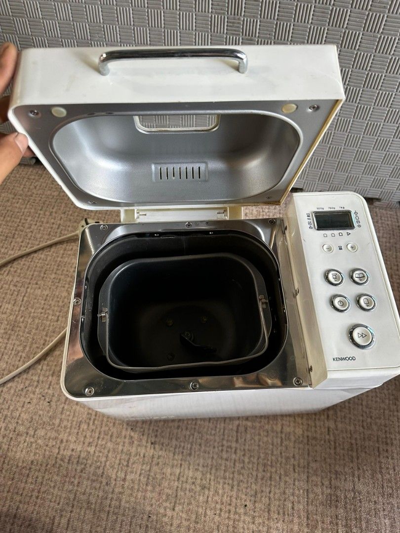 Breadmaker (Category: Breadmakers) located in Kuala Lumpur. Submitted by putrialeey80497 (Listing ID 1371957005, Image 3). Description: body ada kemek sikit function item used/ bundle Dari Singapore base Kelantan.