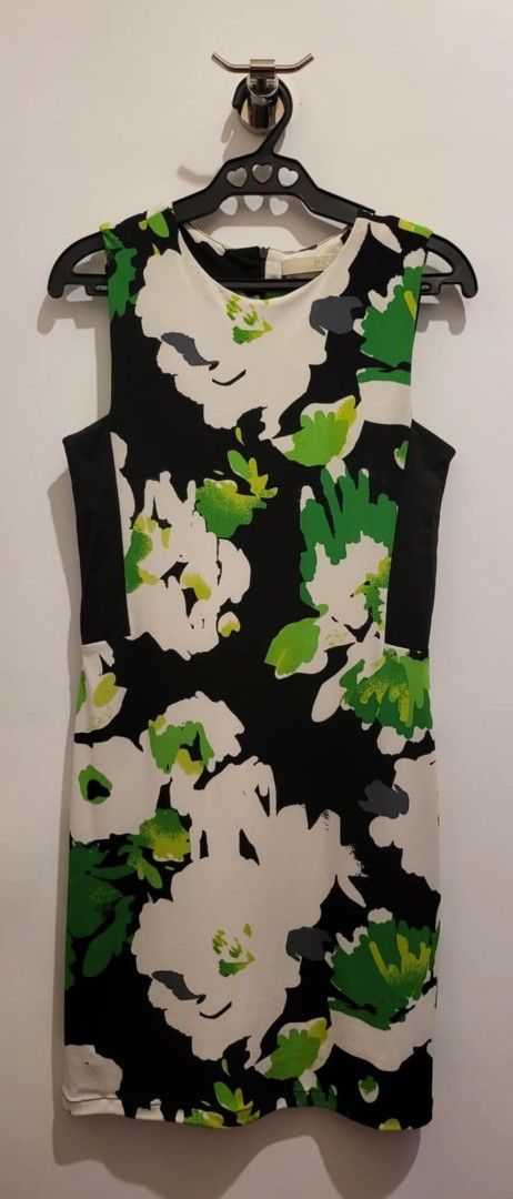 CLN Black White Green patterned Dress size M (Category: Dresses) located in Quezon City. Submitted by sunlightsleep (Listing ID 1371960441, Image 1). Description: CLN Black White Green patterned dress size M.