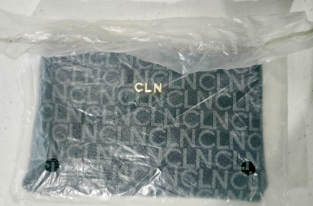 CLN Coin purse Wallet (Category: Wallets & Card holders) located in Manila. Submitted by rinroo (Listing ID 1372003008, Image 3). Description: MPO CLN Wallet RFS: decluttering Flaws: rubs on leather edge of zipper (QS SEEN ON PICTURE) PLEASE READ ME -looks good as new except for the rub as seen on the pic (pics are is) - smooth gold zipper - gold keyring inside - slot for card (can fit two) - fits folded bills and coins comes with styro filler, d