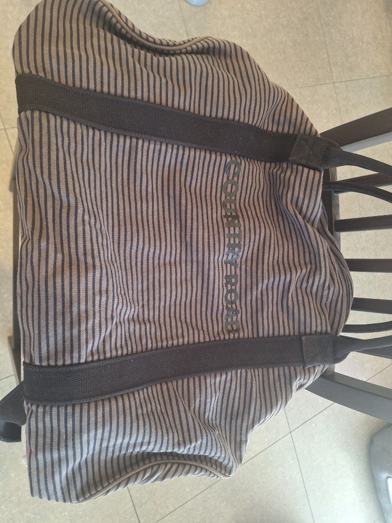 Country Road Duffle bag (Category: Women's Bags & Wallets) located in Sydney. Submitted by chrissy088 (Listing ID 1371949191, Image 1). Description: No longer required. Looking for a new owner. In good condition..