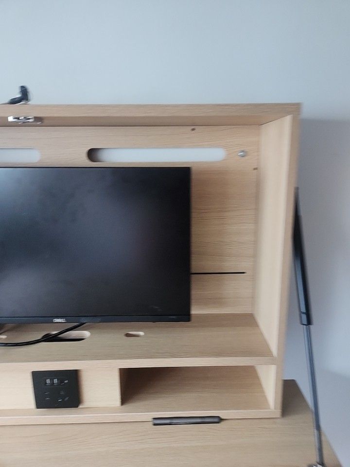 Dell Monitor for Table (Category: Monitor Screens) located in Singapore. Submitted by mhgooo (Listing ID 1371949914, Image 2). Description: Selling this Dell monitor as we are getting a bigger screen for the table. It is in well used condition. There are two of these monitors available 1 monitor $50 2 monitors $90 50x30cm.