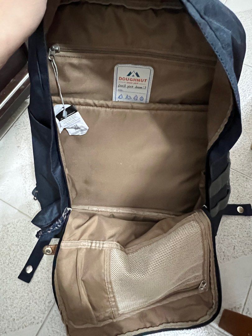 Doughnut Backpack （分類：背包）位於 Hong Kong。 由 lanbo2022 提交（商品編號 1371928518，圖片 3）。簡介： 暗格多 Size : 32cm W x 13cm D x 45cm H 可放重量 : 972g 容量 : 20L 可放到15 吋筆記型電腦 適合任何配搭 返校, 短途旅行, 日常, 戶外 請必需在旺角 , 屯門 , 啟德交收，謝謝！ 1 款 , 得標後請於2天內主動提供聯絡電話 , 5天內完成交收，違者將被視為棄標處理 , 敬請見諒！ 。