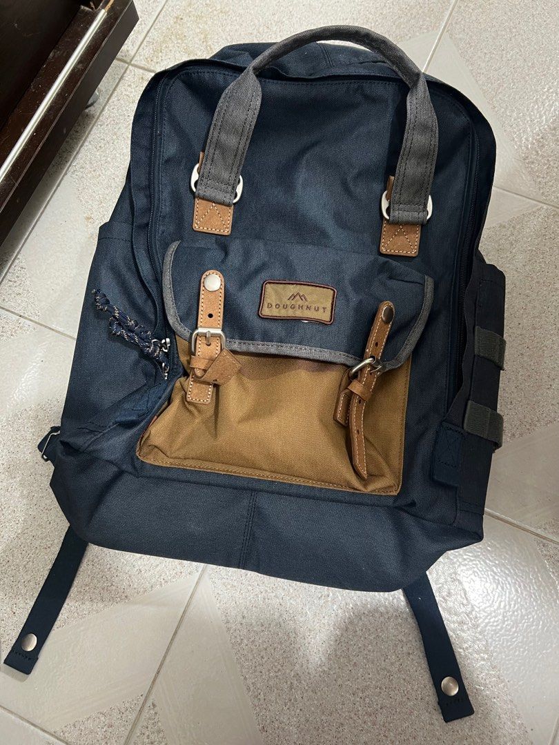Doughnut Backpack （分類：背包）位於 Hong Kong。 由 lanbo2022 提交（商品編號 1371928518，圖片 1）。簡介： 暗格多 Size : 32cm W x 13cm D x 45cm H 可放重量 : 972g 容量 : 20L 可放到15 吋筆記型電腦 適合任何配搭 返校, 短途旅行, 日常, 戶外 請必需在旺角 , 屯門 , 啟德交收，謝謝！ 1 款 , 得標後請於2天內主動提供聯絡電話 , 5天內完成交收，違者將被視為棄標處理 , 敬請見諒！ 。