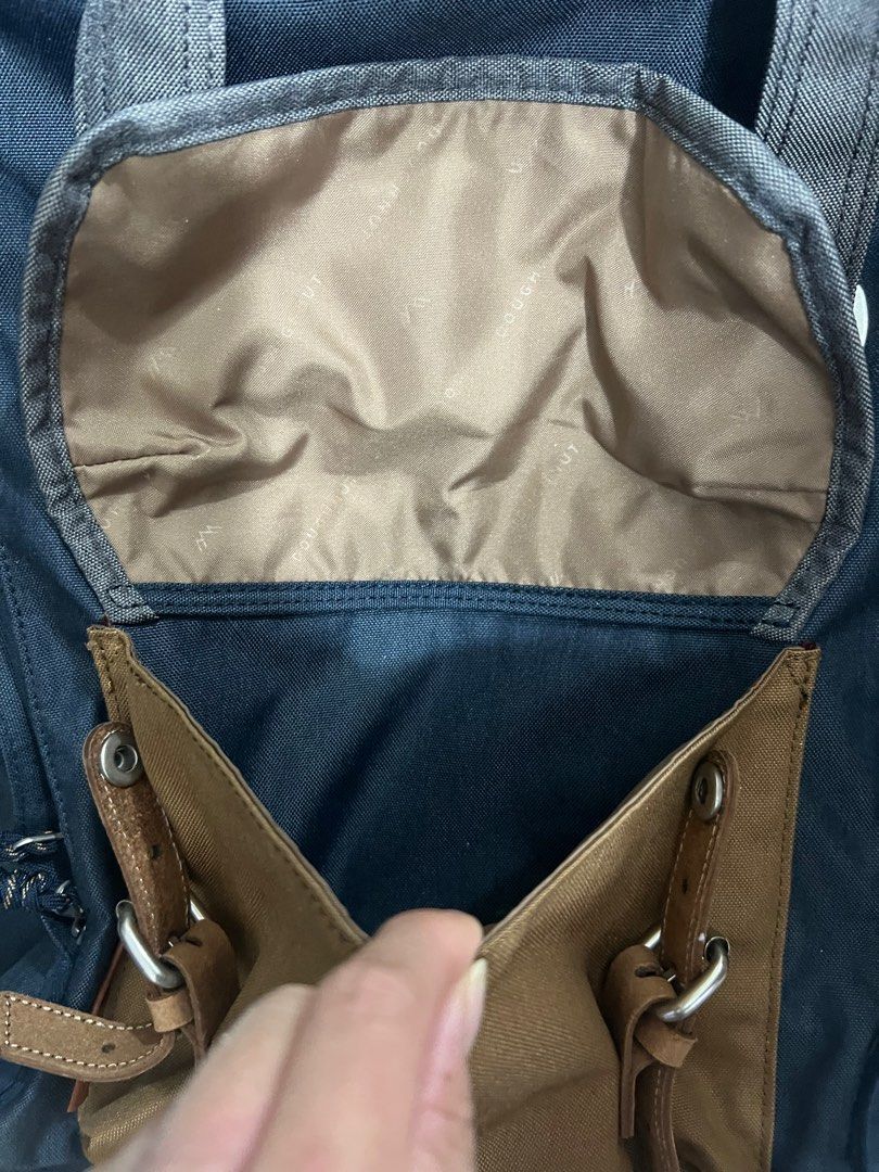 Doughnut Backpack （分類：背包）位於 Hong Kong。 由 lanbo2022 提交（商品編號 1371928518，圖片 2）。簡介： 暗格多 Size : 32cm W x 13cm D x 45cm H 可放重量 : 972g 容量 : 20L 可放到15 吋筆記型電腦 適合任何配搭 返校, 短途旅行, 日常, 戶外 請必需在旺角 , 屯門 , 啟德交收，謝謝！ 1 款 , 得標後請於2天內主動提供聯絡電話 , 5天內完成交收，違者將被視為棄標處理 , 敬請見諒！ 。