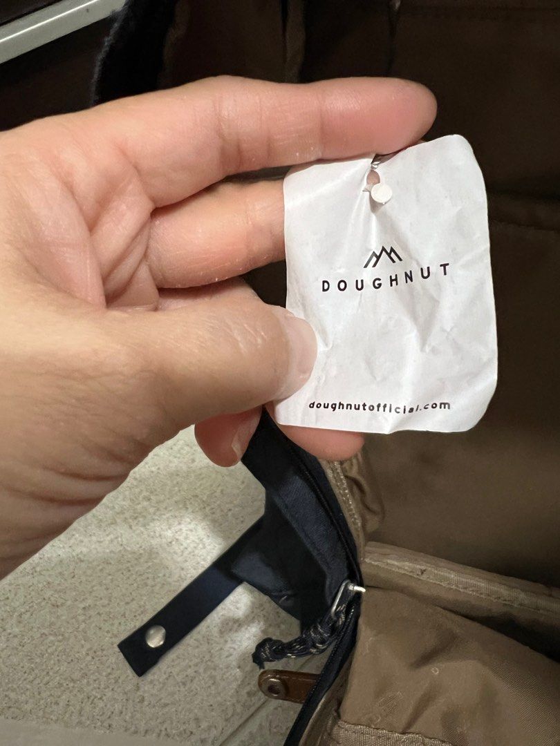 Doughnut Backpack （分類：背包）位於 Hong Kong。 由 lanbo2022 提交（商品編號 1371928518，圖片 5）。簡介： 暗格多 Size : 32cm W x 13cm D x 45cm H 可放重量 : 972g 容量 : 20L 可放到15 吋筆記型電腦 適合任何配搭 返校, 短途旅行, 日常, 戶外 請必需在旺角 , 屯門 , 啟德交收，謝謝！ 1 款 , 得標後請於2天內主動提供聯絡電話 , 5天內完成交收，違者將被視為棄標處理 , 敬請見諒！ 。
