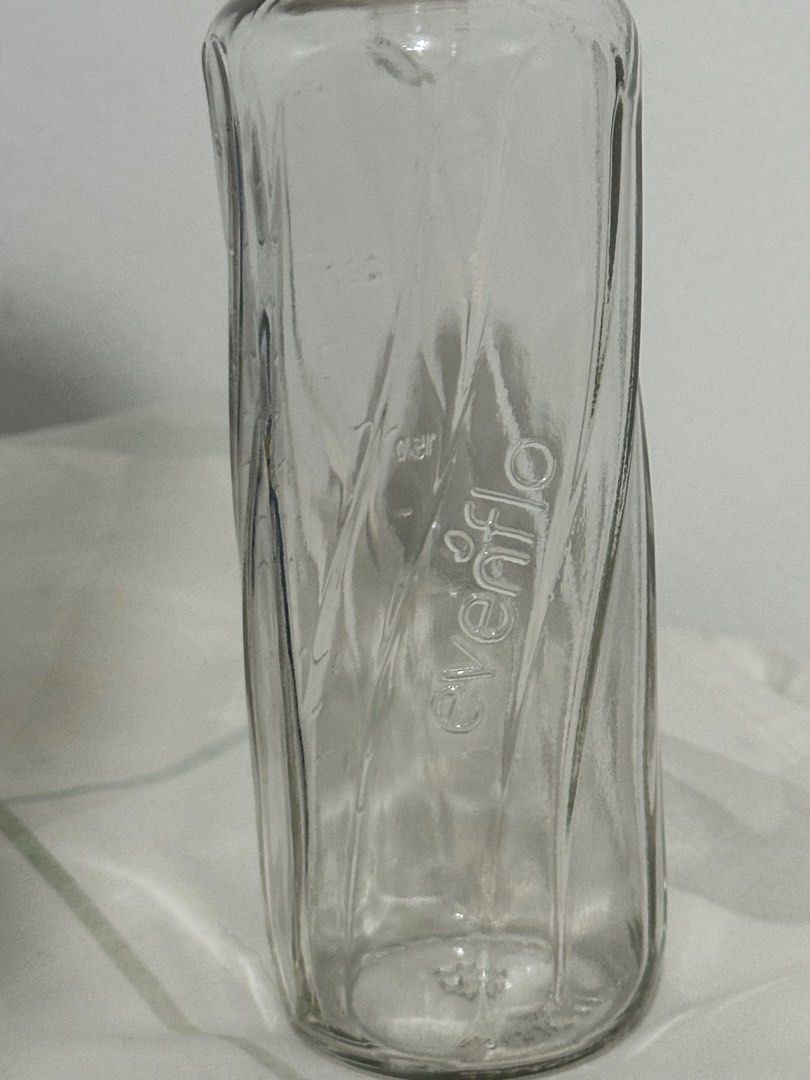 Evenflo Classic Glass Bottle 8oz/250ml (Category: Breastfeeding & Bottle Feeding) located in Quezon City. Submitted by preciouslira (Listing ID 1372008618, Image 3). Description: Originally shipped from US, never been used. Good for 6 months old and above. This bottle is suggested by a US Lactation nurse. RFS: too many bottles and baby doesn't need it yet because baby is still newborn -Unique twist shape is easy to hold and comfortable -Integrate