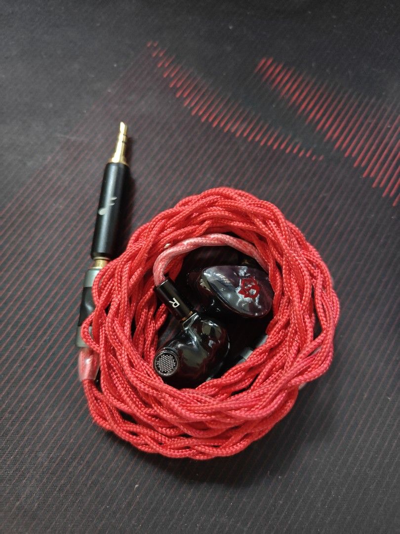 FatFreq x HBB Deuce - Basshead IEMS (Category: Earphones) located in Singapore. Submitted by speedrigs (Listing ID 1371928547, Image 1). Description: does not come with stock tips, all accessories and boxes will be given. has warranty till 2026 from The Hangout. invoice will be given.