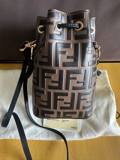 (Category: ) located in . Submitted by yourfavouritewardrobe (Listing ID 1371967329, Image 1). Description: .