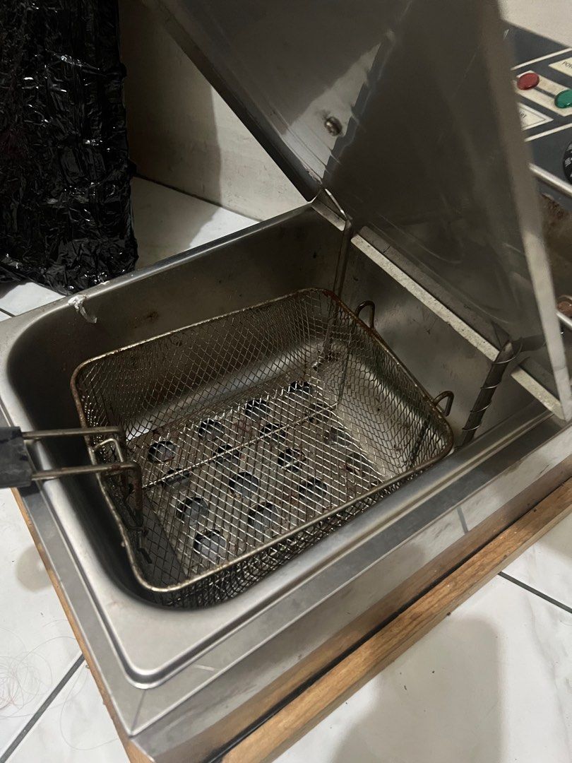 Flat Top Griddle and Deep Fryer (Category: Fryers) located in Mandaluyong City. Submitted by cherie.stashapparel (Listing ID 1372069182, Image 2). Description: .