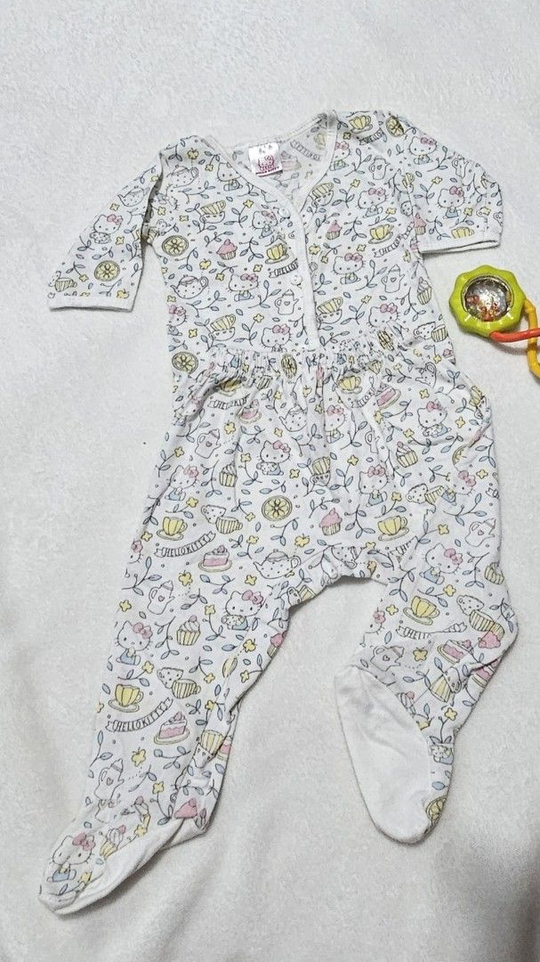 For saLe: HeLLo Kitty SLeepwear (Category: Babies & Kids Fashion) located in Manila. Submitted by lamsenmic67411 (Listing ID 1372085591, Image 1). Description: Ages: 3- 9 months Note: Hindi po masyado nagamit biglang laki ni baby.