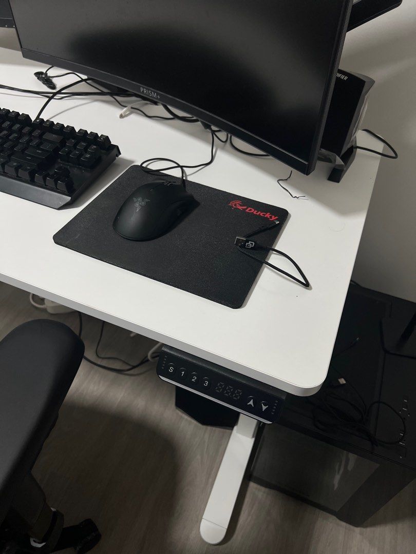 Height adjustable table (Category: Tables & Sets) located in Singapore. Submitted by fxvysg (Listing ID 1371945570, Image 2). Description: Just bought and paid for installation 120cm x 60cm Too small for my workspace so selling off at a heavily discounted price for anyone who can self collect without dismantling Ergonomic electronic motor desk Single motor 1.8cm table top thickness Comes with attached cup and headphone holder.