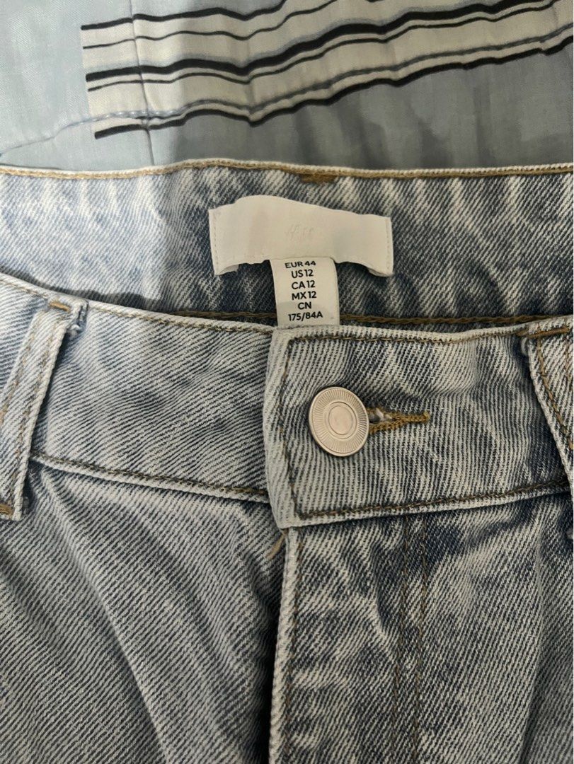 H&M Mom Jeans (Category: Jeans) located in Cavite. Submitted by shoppe_blue (Listing ID 1372008004, Image 3). Description: Decluttering clothes that no longer fit me ❤️‍🩹 Selling: Zara Denim Shorts Size: EU44, best fits L-XXL Shipping options: Lalamove, Gogoexpress MOP: Gcash, Maya, Metrobank, Seabank Pls PM me for more info! ✨.