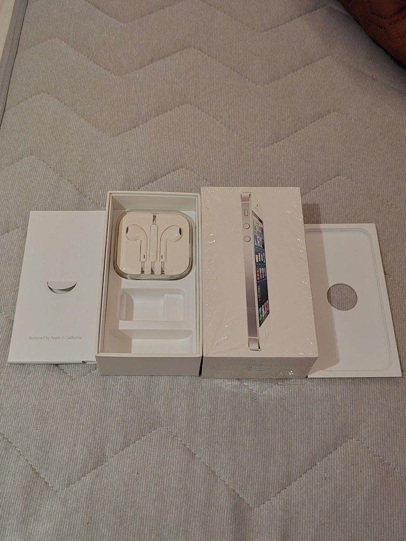 Iphone 5 original box with earphones (Category: Other Mobile & Gadget Accessories) located in Quezon City. Submitted by RSTRS (Listing ID 1372076920, Image 1). Description: Iphone 5 BOX with brandnew apple earphones only. No phone No phone No phone.