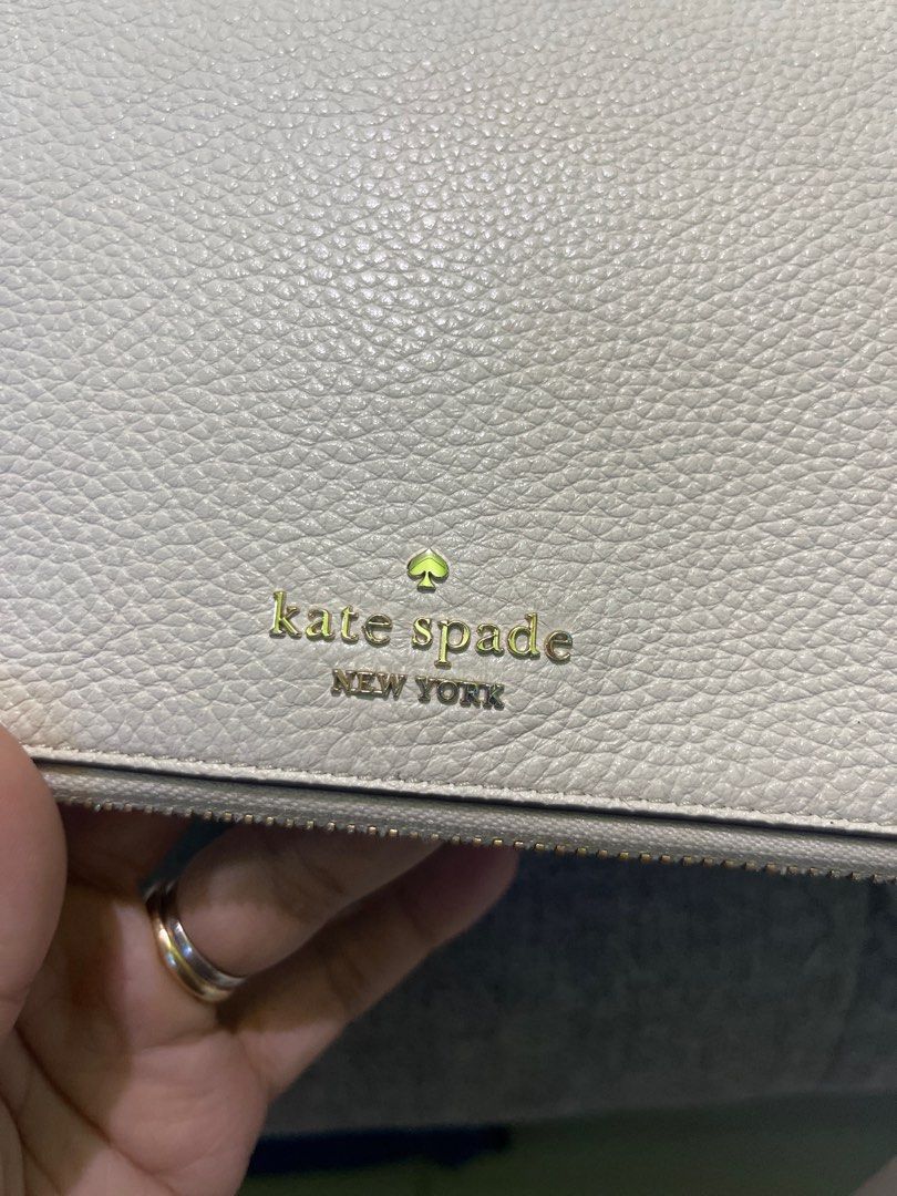 Kate Spade Leila Flap Medium (Category: Luxury Bags & Wallets) located in Manila. Submitted by mrtnkthri (Listing ID 1372073462, Image 2). Description: What you see is what you get Used few times only Lakas maka-sosyal ng bag Very magaan and relax to wear everyday Can be used as shoulder bag or body bag With complete inclusions pa kasi bought, used, then stored na lang. Bought last year lang .