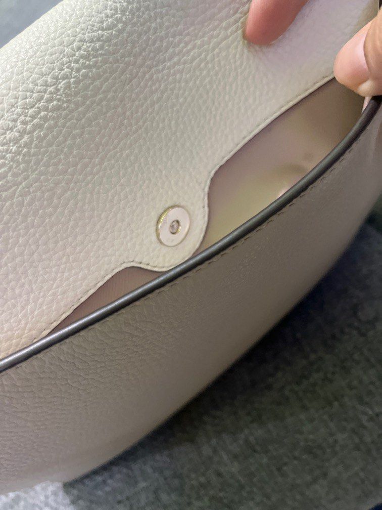 Kate Spade Leila Flap Medium (Category: Luxury Bags & Wallets) located in Manila. Submitted by mrtnkthri (Listing ID 1372073462, Image 3). Description: What you see is what you get Used few times only Lakas maka-sosyal ng bag Very magaan and relax to wear everyday Can be used as shoulder bag or body bag With complete inclusions pa kasi bought, used, then stored na lang. Bought last year lang .