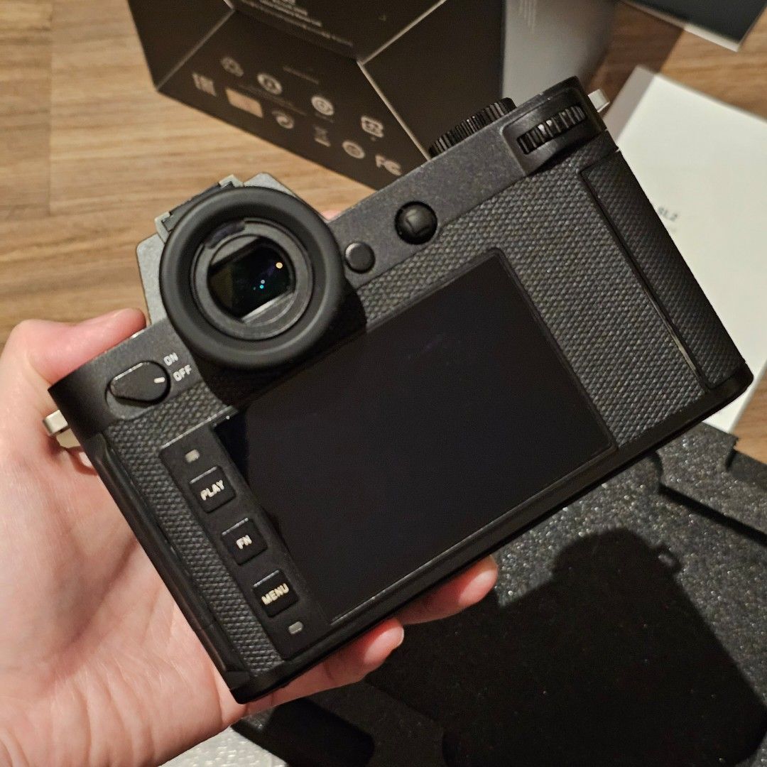 Leica SL2 Mirrorless Camera (Category: Cameras) located in Manila. Submitted by chocomoose (Listing ID 1372026525, Image 3). Description: Slightly used Bought 2021 from Leica Philippines.