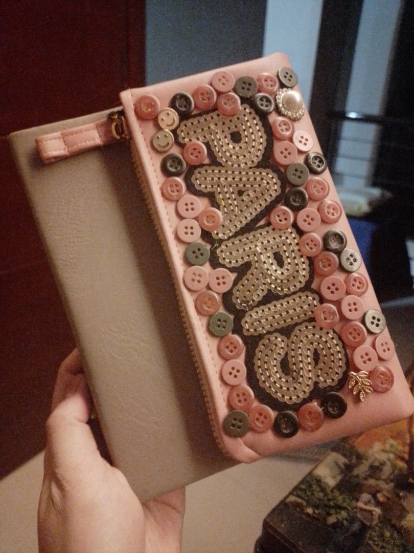 Pre-loved Mori Notes Pursebook Cover / Kindle Basic Case (Category: Cases & Sleeves) located in Quezon City. Submitted by jenchipotle (Listing ID 1372044515, Image 2). Description: I am selling my pre-loved Mori Notes pursebook cover for only 300php! Repurposed as Kindle Basic case Refillable and has a built-in pen pouch! am just a pm away!.