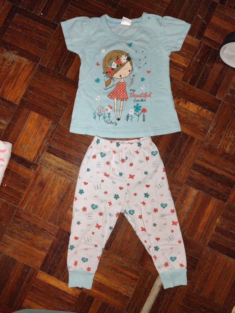 set (Category: Babies & Kids Fashion) located in Kuala Lumpur. Submitted by prelovednab (Listing ID 1372033629, Image 3). Description: biru tag size 6-12 bulan - ada taik lalat (refer pic) pink tag size 2 tahun tp cutting sama dgn biru.