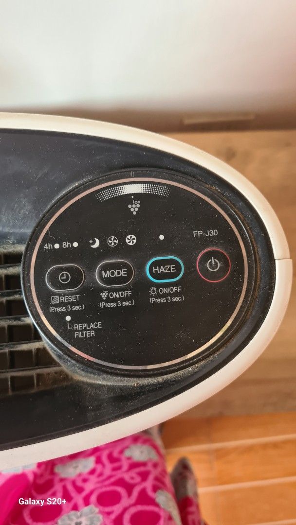 Sharp air purifier original from ansons (Category: Air Purifiers & Dehumidifiers) located in Manila. Submitted by hansgan (Listing ID 1371935194, Image 3). Description: good as new and orig rfs. hind na masyado nagagamit dahil lagi wala sa bahay..