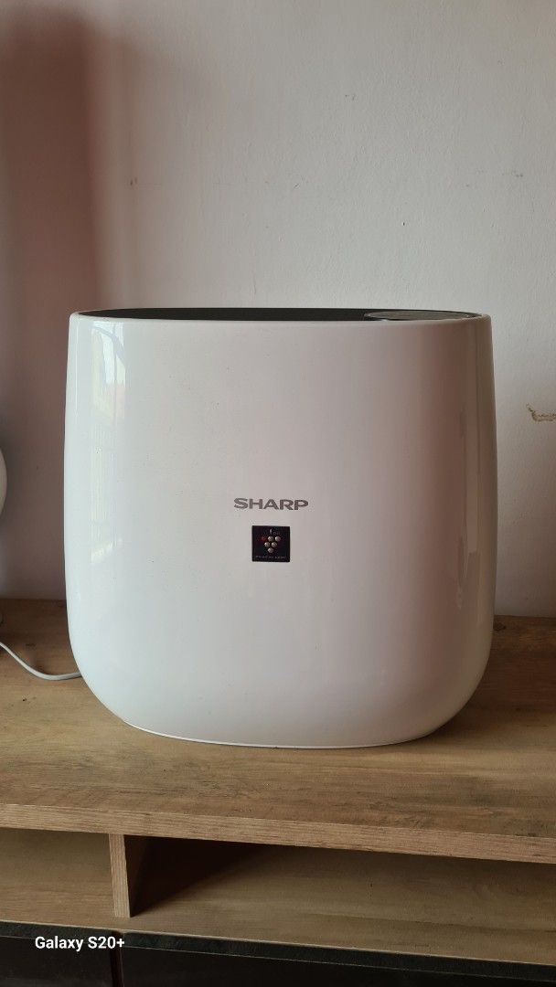 Sharp air purifier original from ansons (Category: Air Purifiers & Dehumidifiers) located in Manila. Submitted by hansgan (Listing ID 1371935194, Image 1). Description: good as new and orig rfs. hind na masyado nagagamit dahil lagi wala sa bahay..