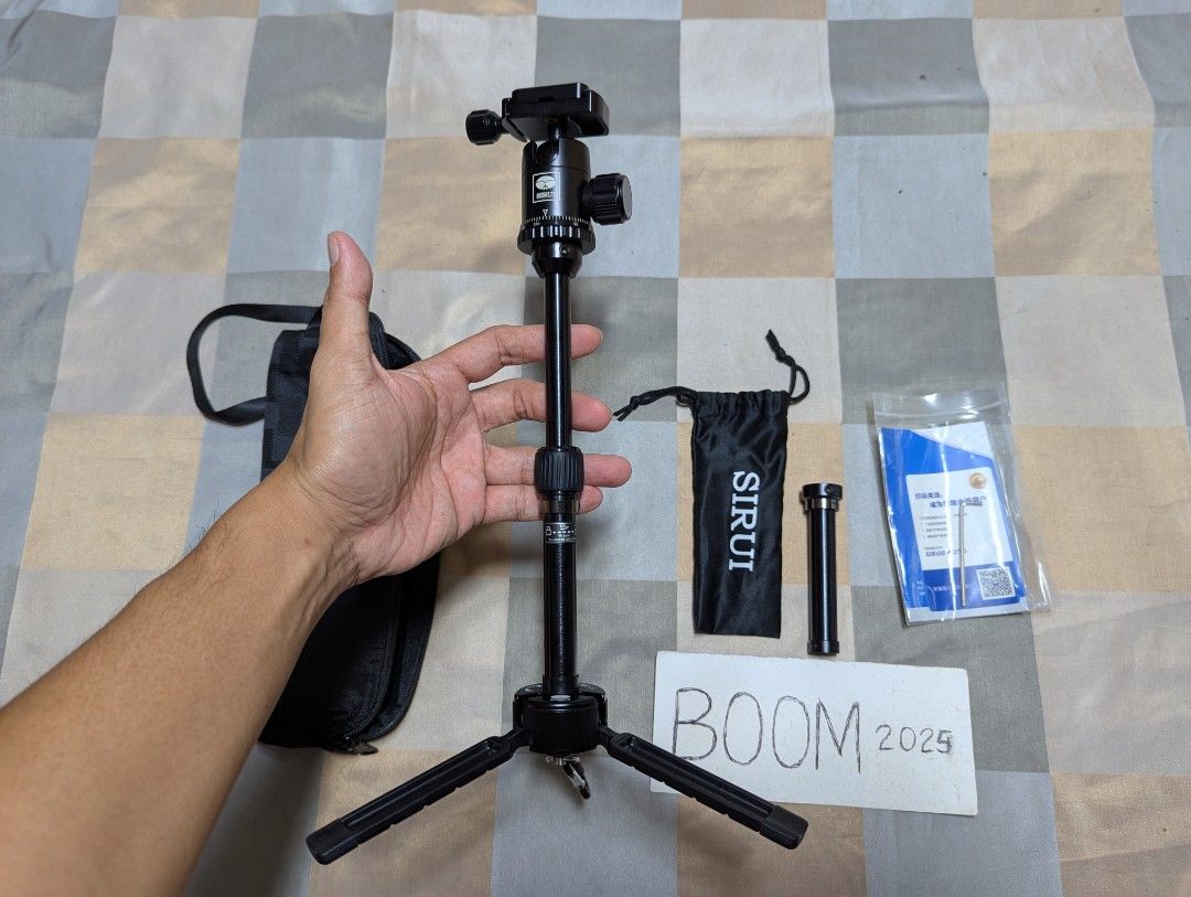 Sirui 3T-35K Table Top Tripod (Category: Camera Bags & Carriers) located in Dagupan City. Submitted by bo0ms (Listing ID 1371946431, Image 2). Description: For sale Sirui 3T-35K Table Top Tripod Slightly Used in Very Good Condition, Very Minimal Signs of use only, no issues, See Pics for Details. The Sirui 3T-35K Table Top Tripod (Black) – Small in size – big in functionality. These small tripods are extremely lightweight and fit in any bag. Whet