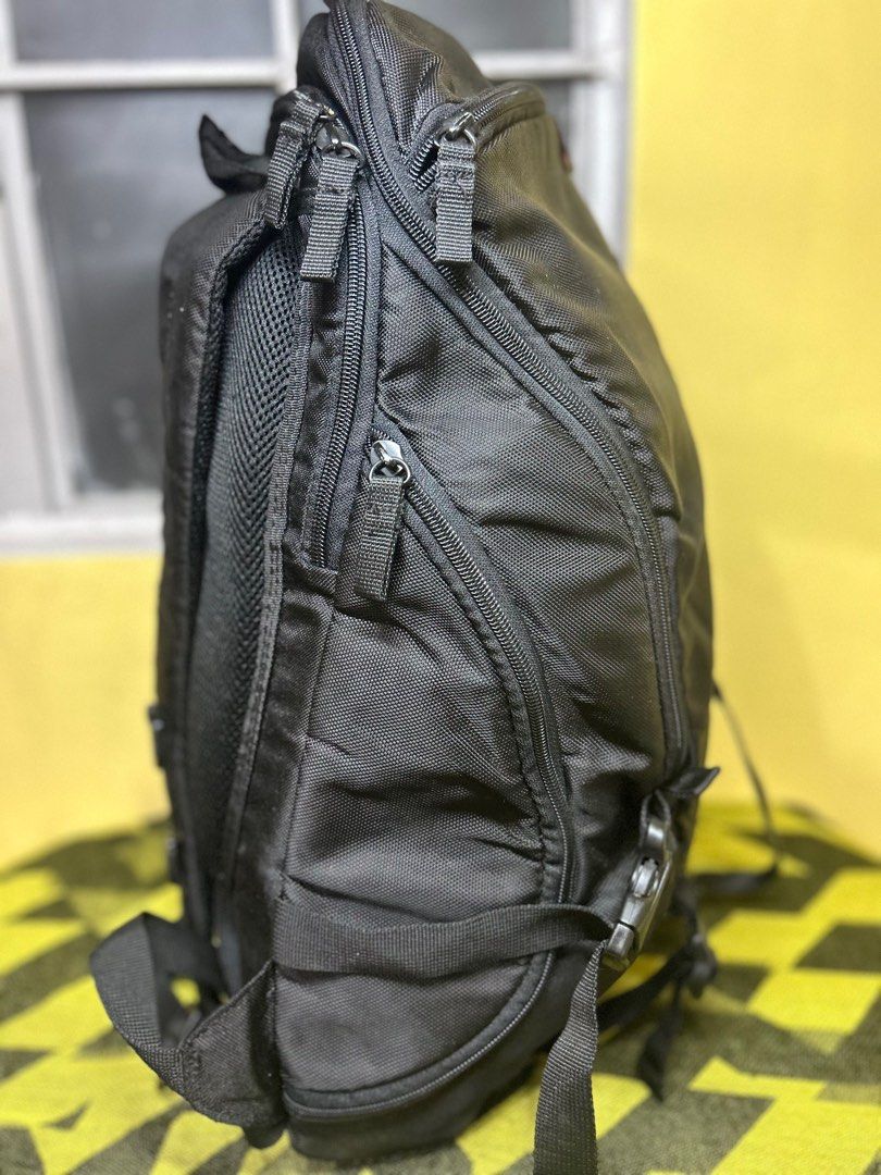 Targus Dash Backpack Black (Category: Backpacks) located in Dagupan City. Submitted by okayukay (Listing ID 1372076085, Image 2). Description: Targus Dash Backpack Black 21x15 Message for more information and pics Additional Sf outside Dagupan City Pangasinan .