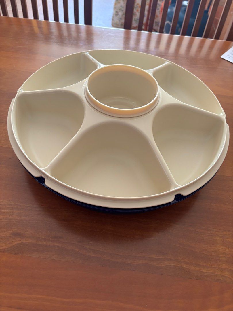 Tupperware (Category: Food Organisation & Storage) located in Singapore. Submitted by worthbuyin (Listing ID 1371941102, Image 3). Description: .