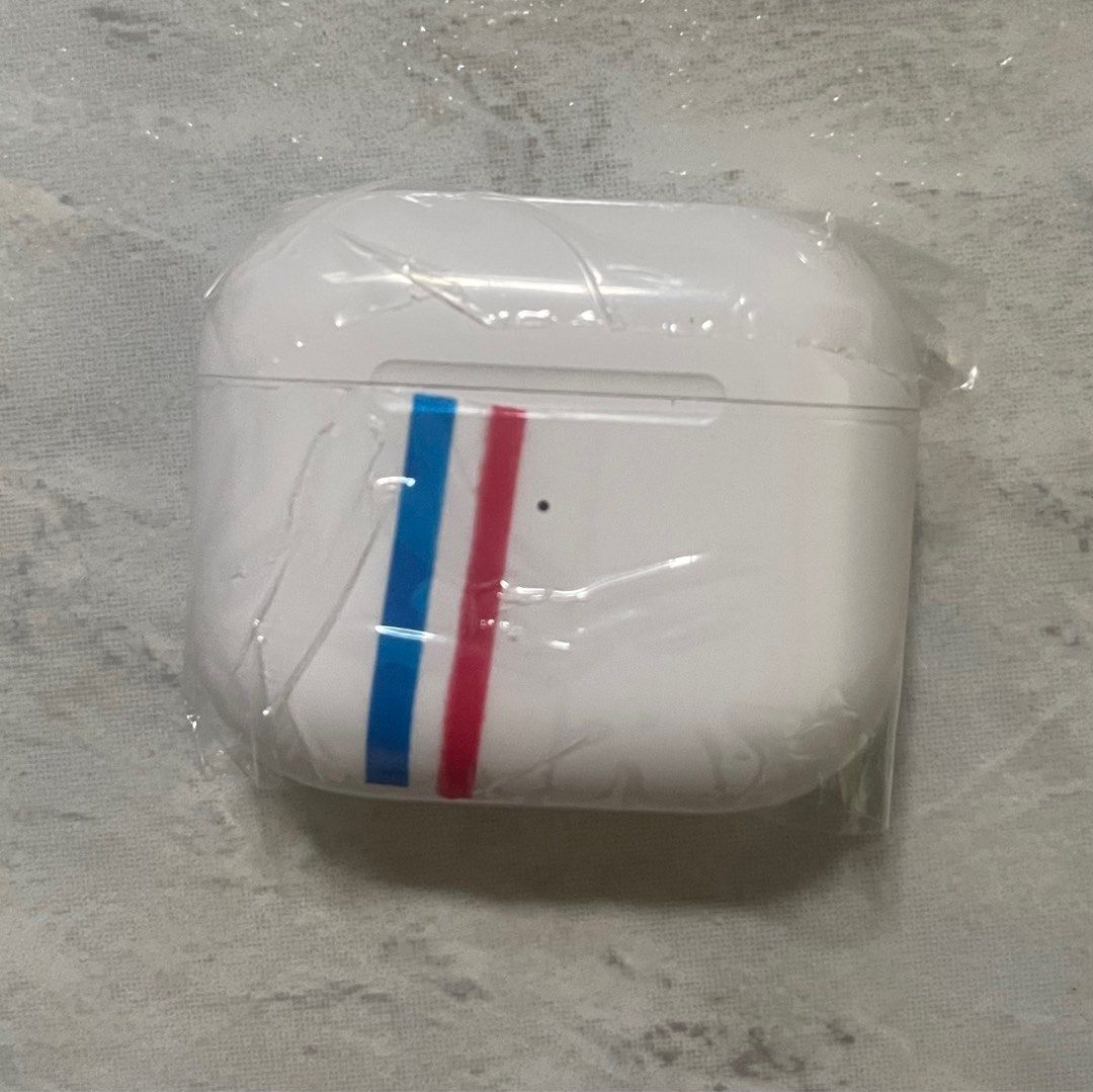 Type-C Wireless Earphone (Category: Earphones) located in Singapore. Submitted by noobienoob22348 (Listing ID 1372035151, Image 1). Description: 👉BRAND NEW Type-C charging Wireless Earphone for SALE👈 Never used it before :) ➡️CASH or SINGTEL DASH payment only⬅️ Please message me if you are interested in buying this wireless earphone 😊.