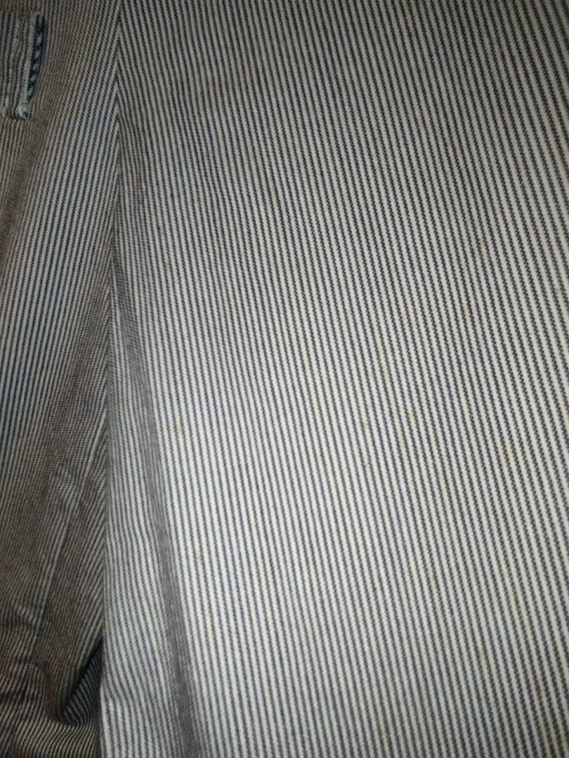 Uniqlo Striped Blazer (Large) (Category: Coats, Jackets and Outerwear) located in Calamba. Submitted by l.a_declutters (Listing ID 1371951109, Image 3). Description: Feel free to make an offer Padded shoulders, design pockets Size: Large Shoulders: 16in Condition: Yellow staining due to storage. No other issues. Item/s price + SF c/o buyer MOD: Gcash / Maya Delivery: J&T / LBC / Lalamove 📍Canlubang, Calamba city, Laguna.