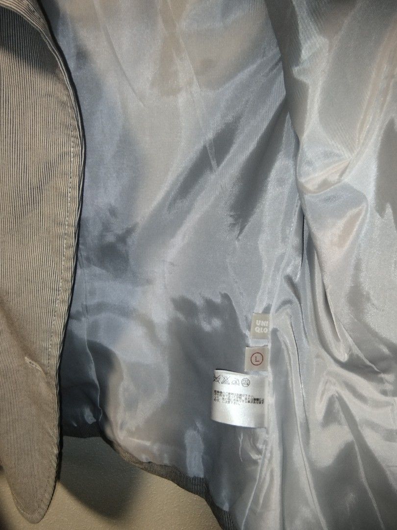 Uniqlo Striped Blazer (Large) (Category: Coats, Jackets and Outerwear) located in Calamba. Submitted by l.a_declutters (Listing ID 1371951109, Image 2). Description: Feel free to make an offer Padded shoulders, design pockets Size: Large Shoulders: 16in Condition: Yellow staining due to storage. No other issues. Item/s price + SF c/o buyer MOD: Gcash / Maya Delivery: J&T / LBC / Lalamove 📍Canlubang, Calamba city, Laguna.