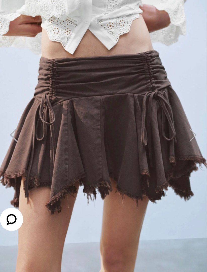 Urban Revivo Skirt (Category: Skirts) located in Quezon City. Submitted by lssantoss (Listing ID 1372017698, Image 3). Description: URBAN REVIVO RUCHED MINI A-LINE SKIRT Size Small.
