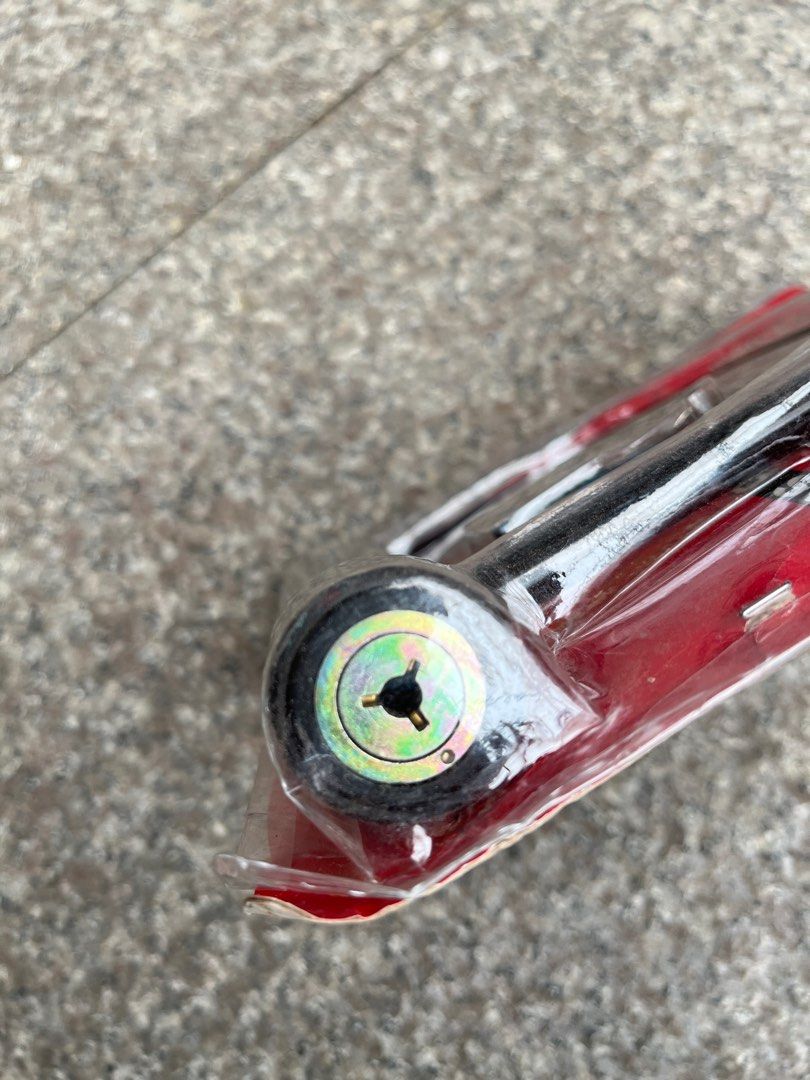 由 blackbossjeff (刊登 ID 1372157577，圖片 2) 提交，位於 彰化縣 (Changhua) 的 機車大鎖 (類別：汽機車零配件)，說明：全新未使用，包裝有破損 介意勿下標 便宜出售。