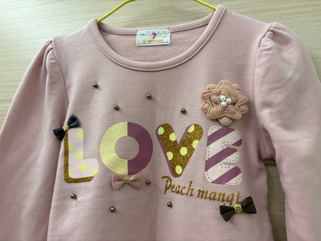 由 themaaus (刊登 ID 1372106399，圖片 2) 提交，位於 新北市 (New Taipei) 的 全新 兒童幼兒女童 DJ KIDS SHOP 英文字母立體蝴蝶結花朵上衣 T恤 約95cm 童裝 (類別：嬰兒及兒童流行時尚)，說明：DJ KIDS SHOP 英文字母立體蝴蝶結花朵上衣 T恤 尺寸：7碼（約95cm） 全新品 彩色造型的英文字母 搭配立體蝴蝶結與花朵 材質微厚，舒適有彈性。