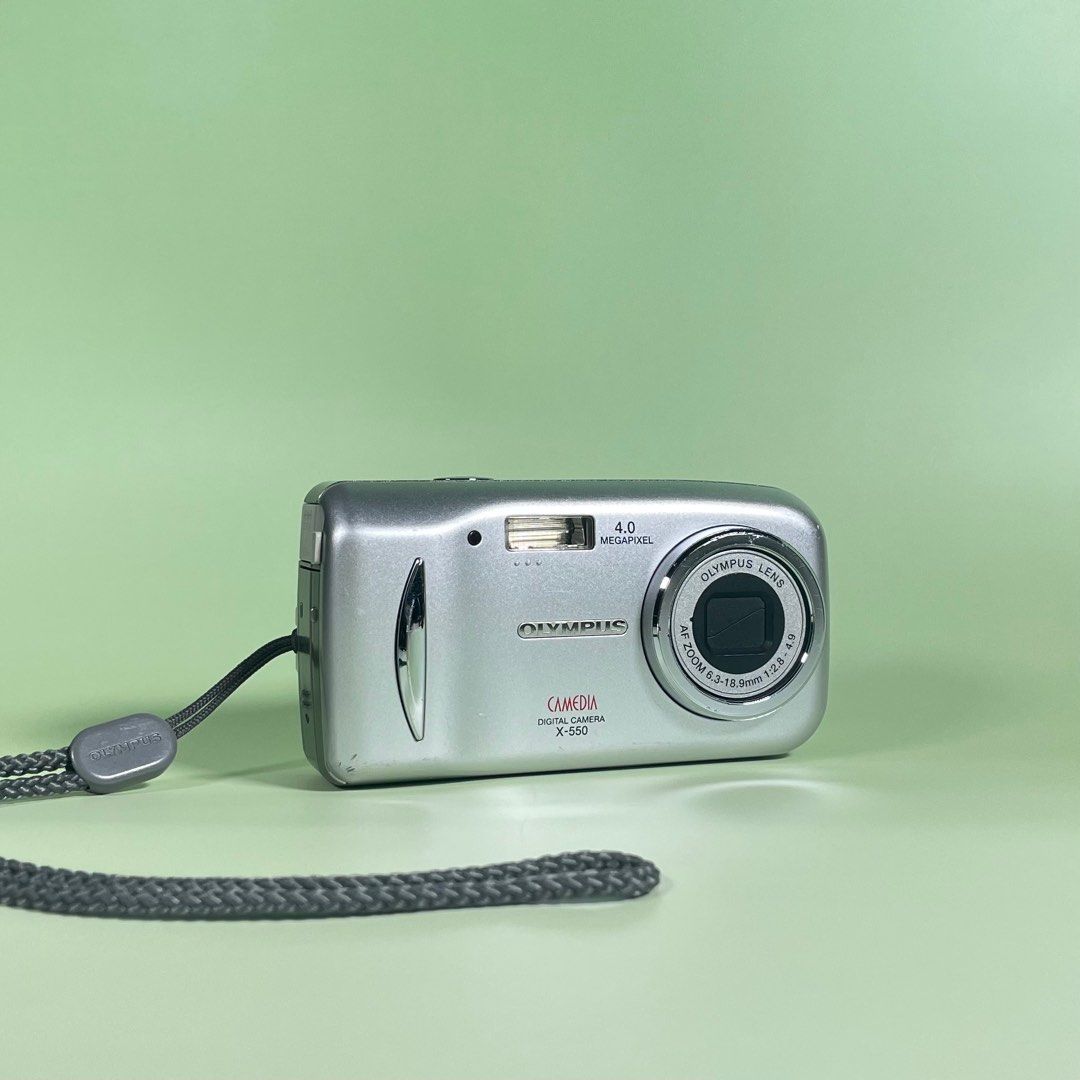 由 gecghjd3690321 (刊登 ID 1372087355，圖片 1) 提交，位於 台南市 (Tainan) 的 奧林巴斯 OLYMPUS camedia X-550數位相機 (類別：相機)，說明：【交易方式】 需先匯款7-11店到店寄出（+60元運費）、台南車站面交 【商品說明】 相機已確認 可順利開機、拍照（含閃光燈）、變焦流暢，按鈕操作靈敏，各項功能皆正常運作！（詳情請參考商品實拍） 鏡頭乾淨、成像漂亮，輕巧圓潤的機身設計超級討喜！操作簡單，無論是日常記錄、旅行隨拍新手也能輕鬆上手！ 僅有輕微外觀刮痕與使用痕跡，不影響功能與畫質。 - 支援日文、英文介面 - 相機使用XD卡（512MB以下）、兩顆AA三號電池 - 附上這台相機拍攝的原圖直出實拍照！ 【配件及說明】 附原廠手繩 注意事項⚠️ -購買前請仔細檢查商品照的狀況。 -由於照明條件的原因，照片中可能存在一些不可見的刮痕。 -有關使用方法、功能、規格等詳細資訊，請從型號上上網查詢 。 -對於消耗品不提供任何保固、售出