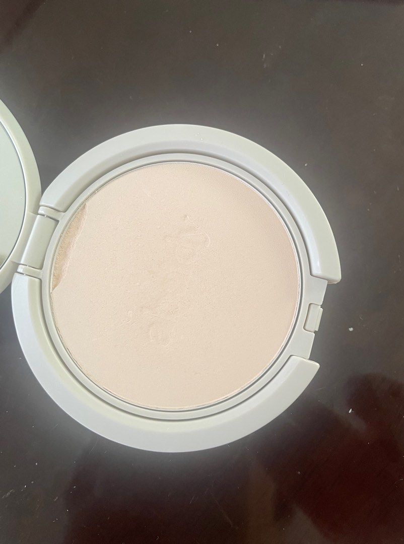 Absidy complexion blur powder oat with brush (Category: Makeup) located in Manila. Submitted by aneajmik (Listing ID 1371993768, Image 3). Description: Set only. Almost new. With small chip on top. Puff use only once..